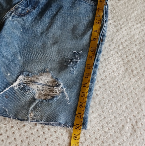 Vintage 90's Bermuda beautiful cut off Distressed Jean shorts - Picture 3 of 11